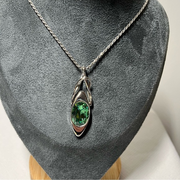 Sterling Silver chain with unique silver-tone pendant & large green crystal - Picture 3 of 9